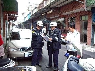 看！桃園縣警察局平鎮派出所警員在幹什麼？...