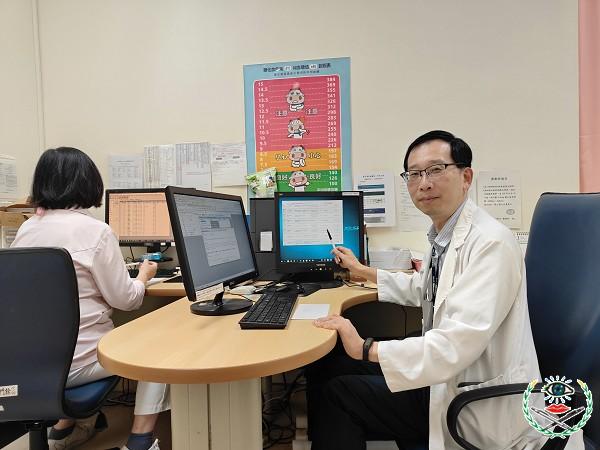 圖2：黃政斌副院長看診照.jpg