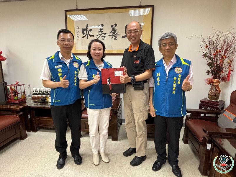 雲林科技大學智慧機器人學程主任夏郭賢教授(右2)拜訪雲林縣榮服處姚辰蕙處長(左2)談就_0.jpg