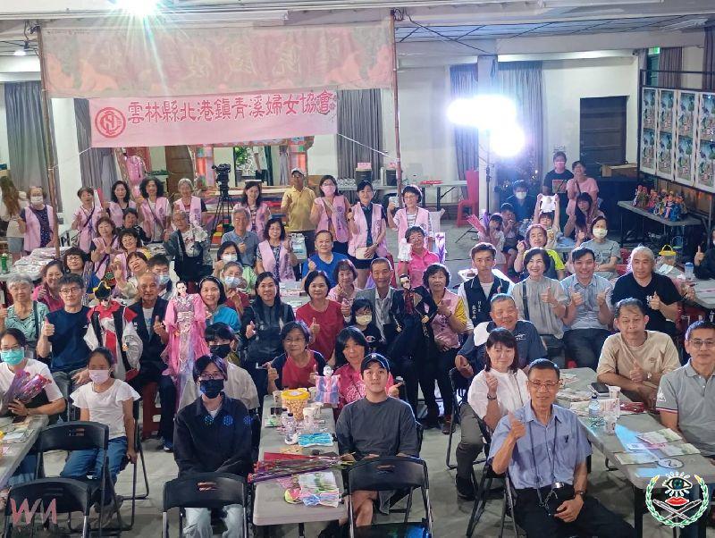 雲林縣北港鎮青溪婦女協會與副議長蔡咏锝、黃美蘭服務處聯合主辦「戲偶傳情．親子共學」母親節特別活動，10日在北港大復戲院熱鬧舉行。.jpg