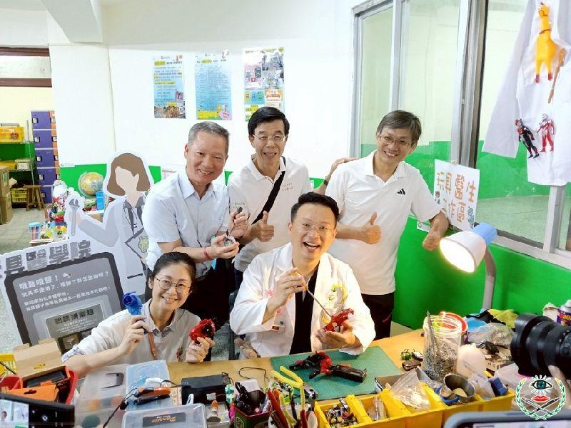 蘇俊賓副市長訪視玩具物流中心 化身玩具醫生修復玩具.jpg