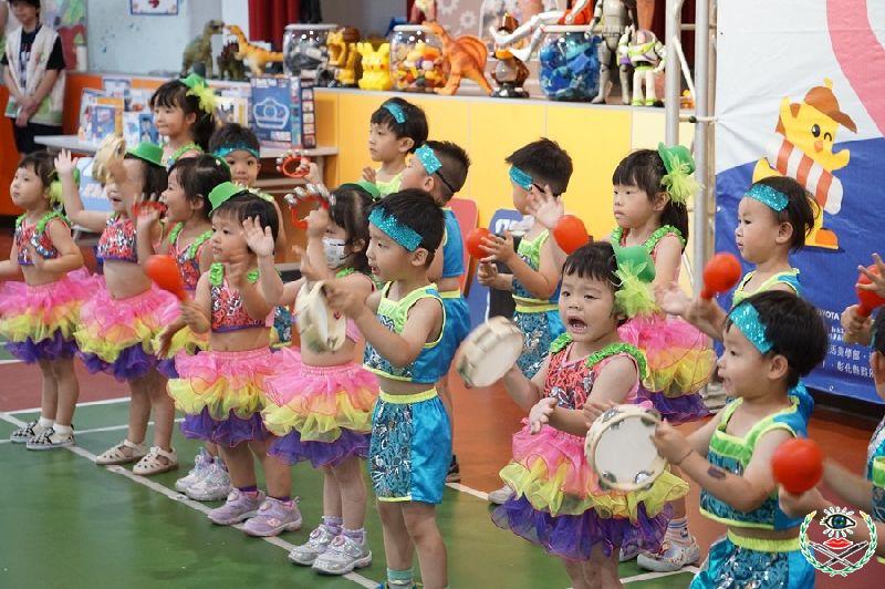 瑞埔幼兒園的開場表演.jpg