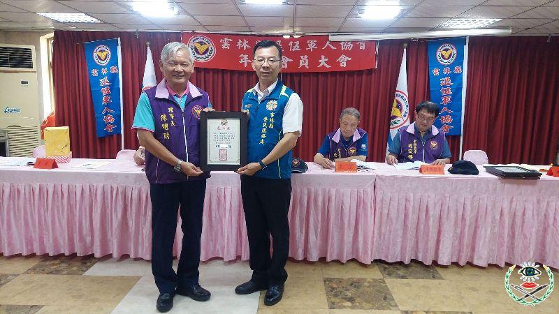 圖2-吳晃廷總幹事(圖右)接受雲林縣退協理事長陳明財(圖左)感謝狀。(圖-雲林縣榮服處)_0.jpg