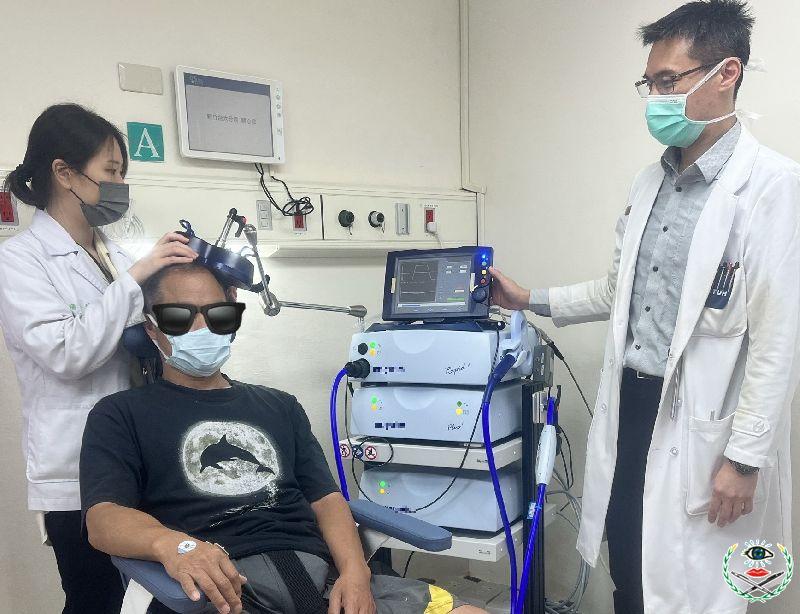 圖說：新竹臺大分院技術人員協助病人進行rTMS治療，神經部副主任陳凱翔醫師（右）確認.jpg