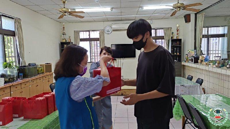 姚處長頒發畢業禮品給雲彩少年_0.jpg