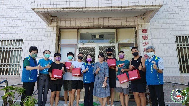 姚處長與畢業雲彩少年合照_0.jpg