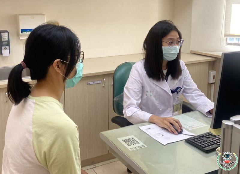 圖說：新竹臺大分院環境及職業醫學部醫師團隊於門診中為病人進行工作能力評估與復工.jpg