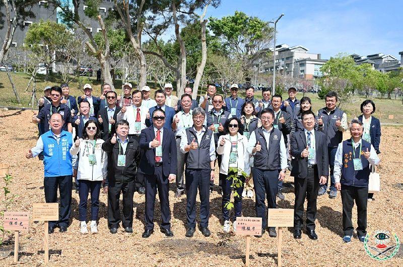 「織一片生態綠網」植樹活動 與會貴賓合影(林業保育署提供).jpg