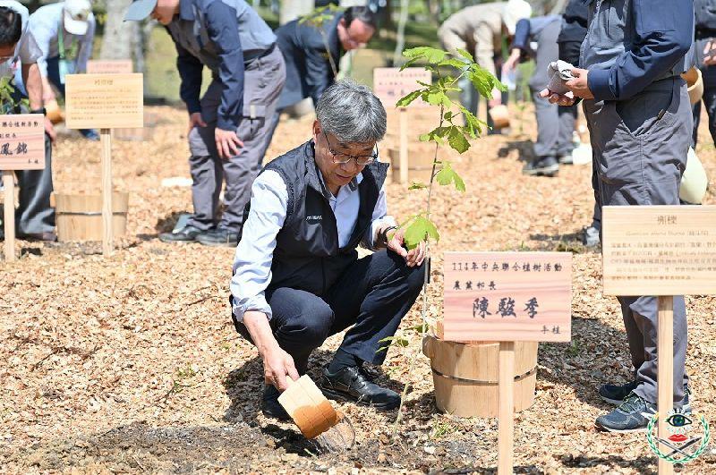 農業部陳駿季部長澆灌樹苗(林業保育署提供).jpg