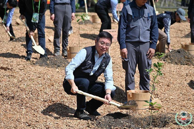 林業保育署林華慶署長種下原生樹種(林業保育署提供).jpg