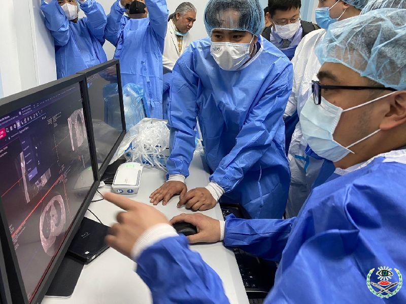 圖說2：新竹臺大分院與菲律賓肺病中心團隊共同研討專科病例，新竹臺大分院團隊指導菲律賓肺病中心醫師執行胸腔疾病手術治療，包括影像定位及術中擺位變更....jpg