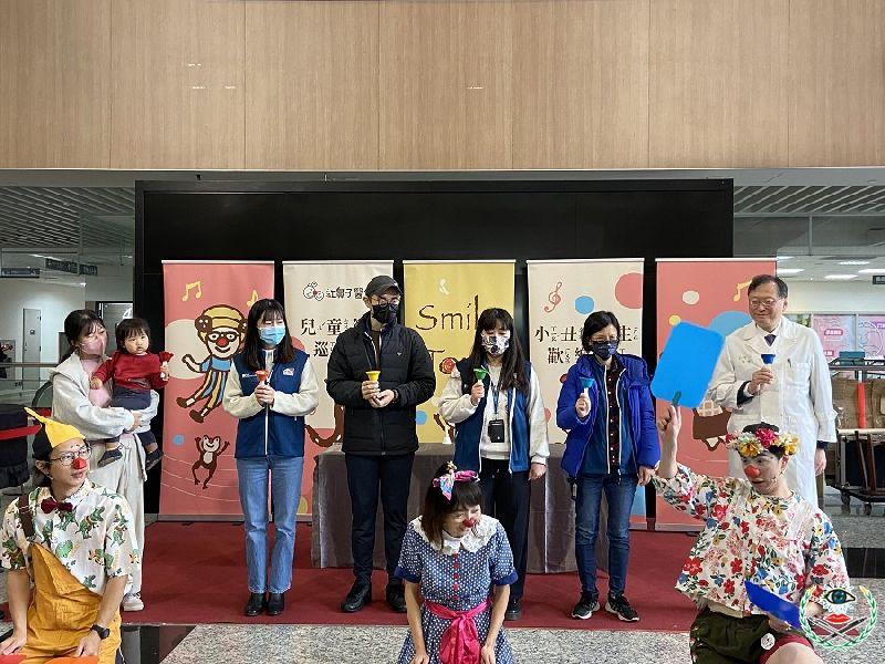 圖說：兒童節活動中，紅鼻子醫生帶來互動表演，院長親自參與、全程投入，陪伴病童共.jpg