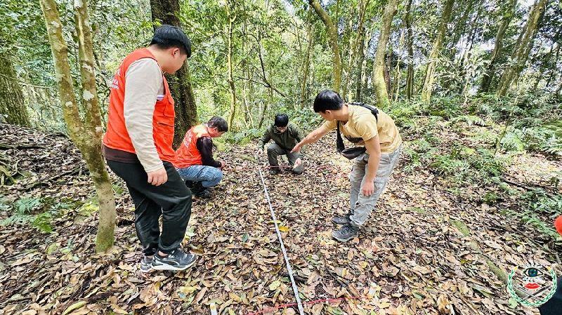 圖四、南庄賽夏族人參與自動相機架設工作，從中學習野生動物監測所需技術(林業保育署新竹分署提供)。.jpg