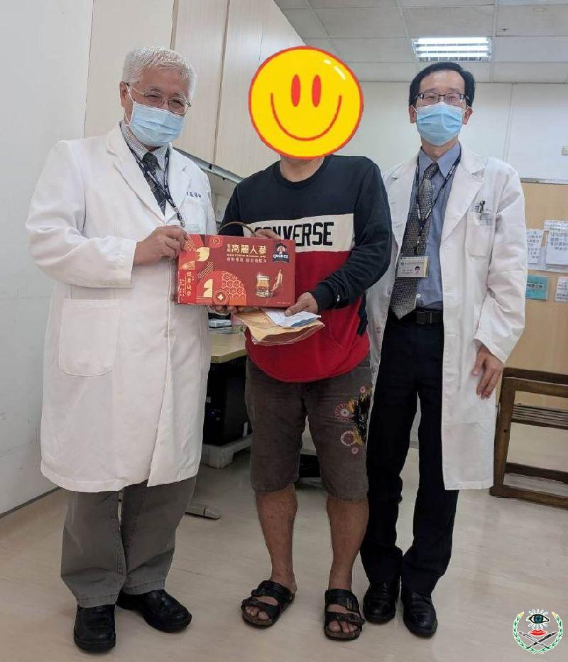 圖3：陳曾基院長至門診祝賀病患恢復健康.jpg