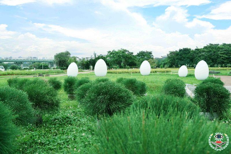 展區「滾滾花丘」中的木麻黃錯落堆疊，打造童趣十足的綠色山丘，與該區的藝術裝置《幻影泡泡》相映成趣。.jpg
