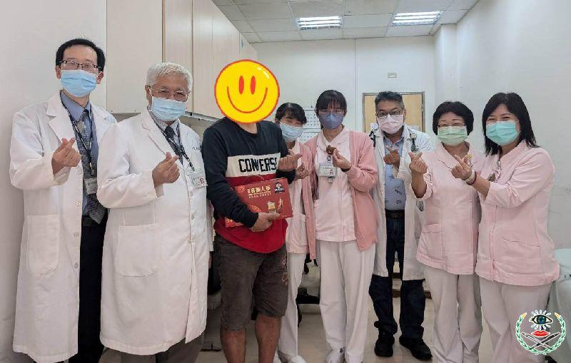 圖4：陳曾基院長、陳炳榮醫師以及門、急診團隊與病患合影.jpg
