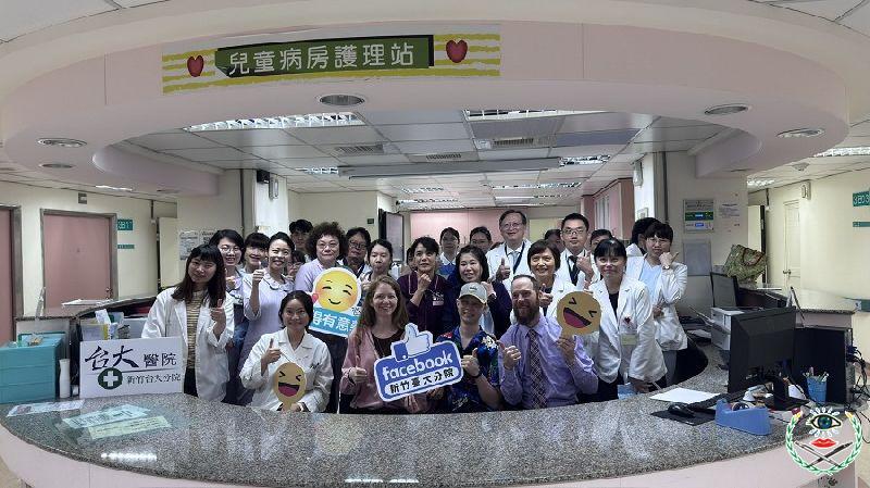圖說：癌友Austin創作壁畫「海境之路」與「康復之森」溫馨揭幕，3AB病房醫療團隊齊聚一堂，共同見證藝術為療癒注入希望與溫暖的感動時刻。.jpg
