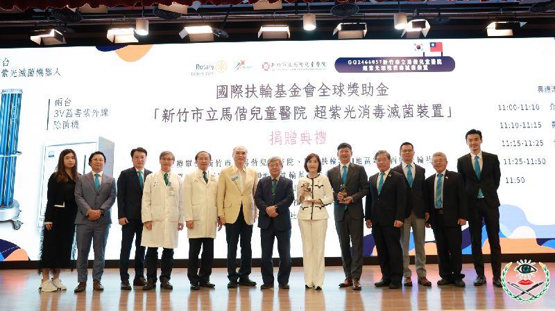 新竹馬偕院長翁順隆(左五)與馬偕董事長蕭聰穎(中)，於捐贈典禮中與國際扶輪3501地區總監.JPG