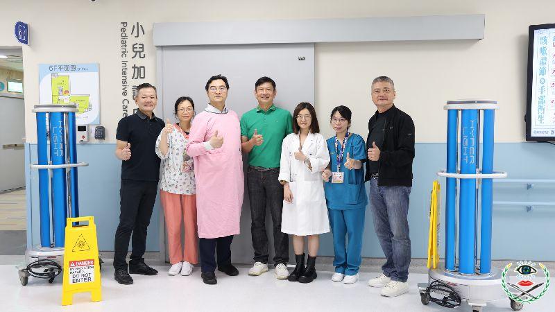 新竹西區扶輪社以行動力挺新竹市立馬偕兒童醫院，社長林敏男(中)與社員們親自將超紫光.jpg