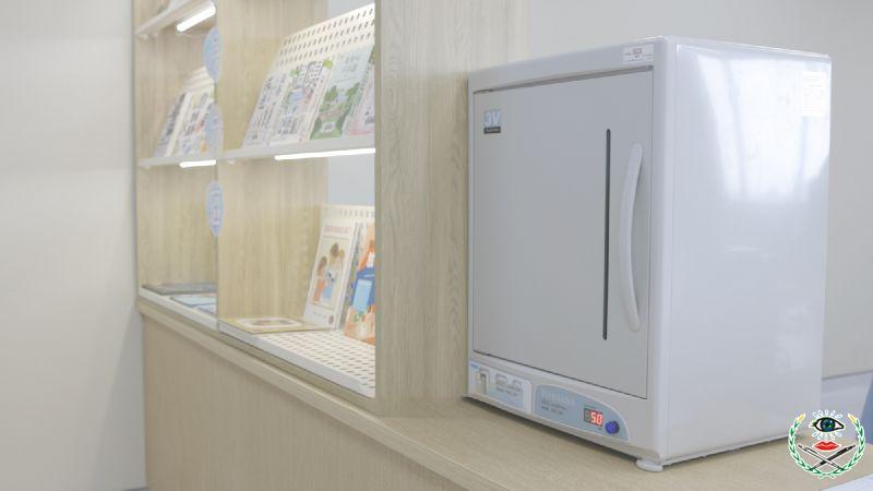 3V 圖書紫外線除菌機結合紫外線、臭氧與光觸媒技術，能夠全方位消毒書籍及教具。此設_0.jpg