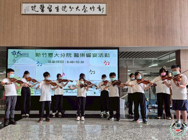 圖說：新竹縣枋寮國小學生專注演奏多首曲目，以純熟琴藝傳遞對病人及家屬關懷的心意，音符中洋溢童真與熱情。.jpg