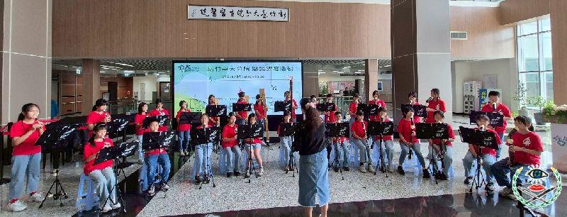圖說：新竹縣新湖國小演奏「讓愛傳出去」等多首歌曲，深深感動在場每位病人與家屬的心。.jpg