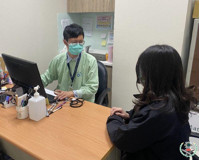 圖說：新竹臺大分院家庭醫學部蘇柏維醫師與病人說明定期健康檢查的重要性，有助早期掌握常見慢性病的風險指標，及早治療與定期追蹤。.jpg