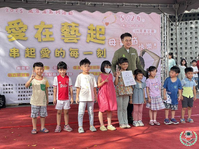 現場表揚媽咪的超能力圖文徵選得獎學童.jpg