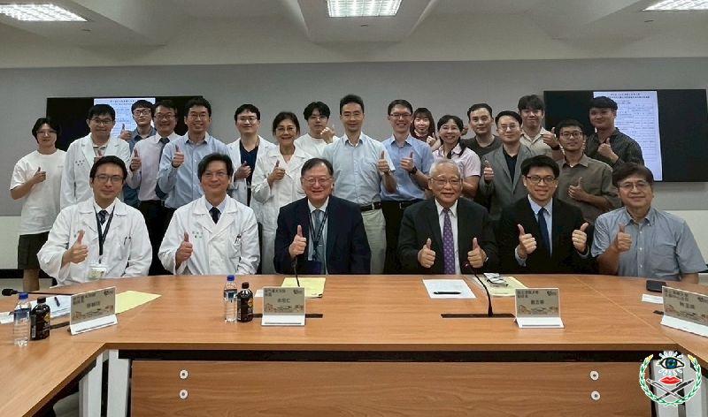 圖說：前排左起為新竹臺大分院醫學研究部吳振吉主任、張毓廷副院長、余忠仁院長，以及清華大學戴念華副校長、生醫中心林玉俊主任與吳夙欽教授，出席「113年度合作研究計畫成果發表會暨合作媒合會」，共同見證產學醫合作的豐碩成果。.jpg